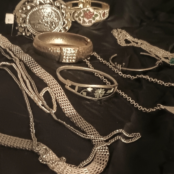 Necklaces and bracelets - Picture 13 of 13